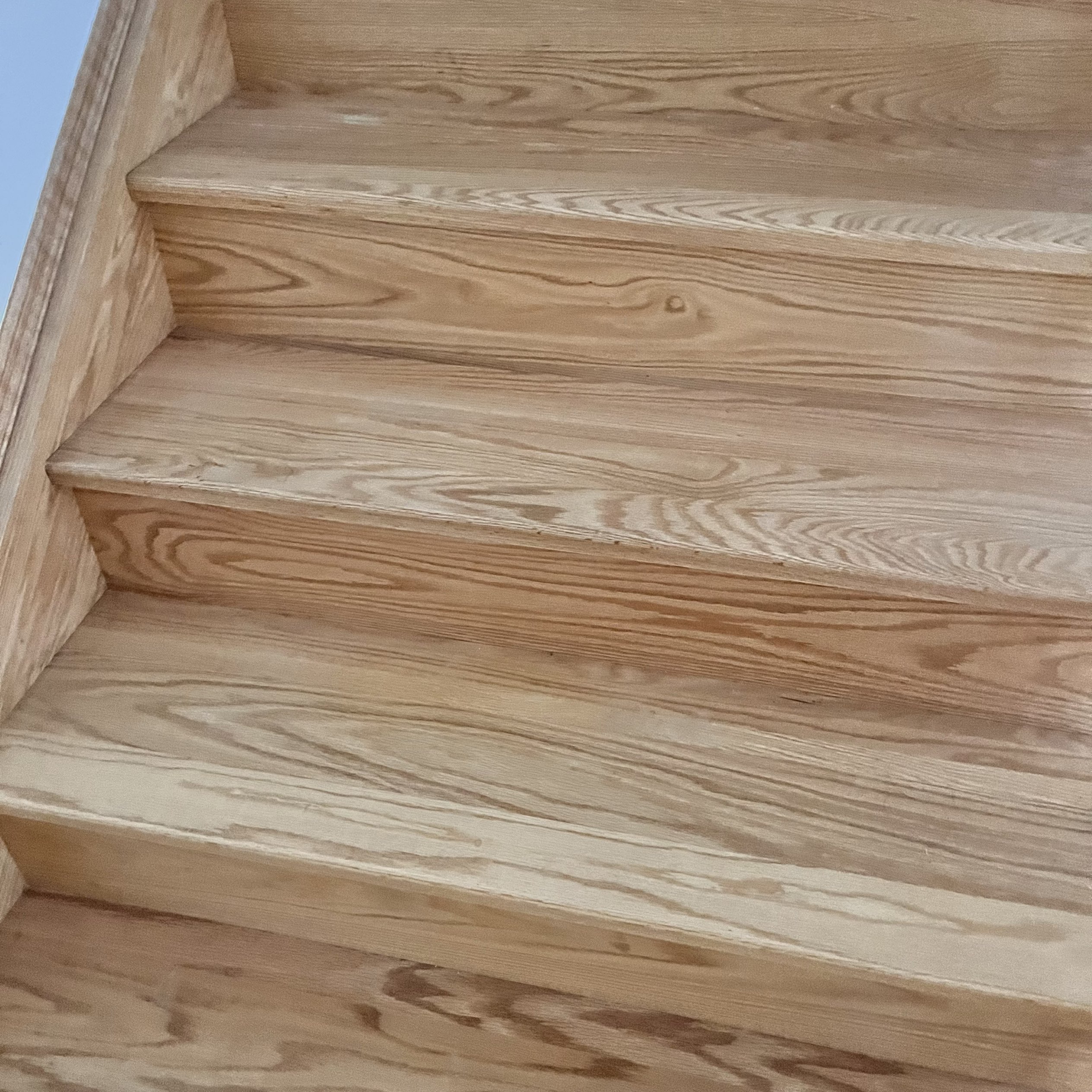 While I was climbing the stairs, I recorded my footsteps.